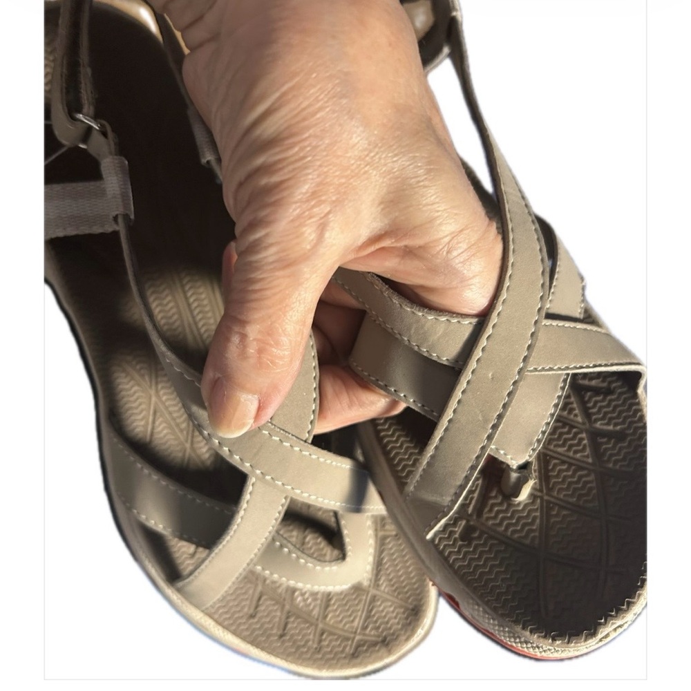 Women’s Croft & barrow crisscross hiking sandals NWT 7.5 M Slip resistant soles